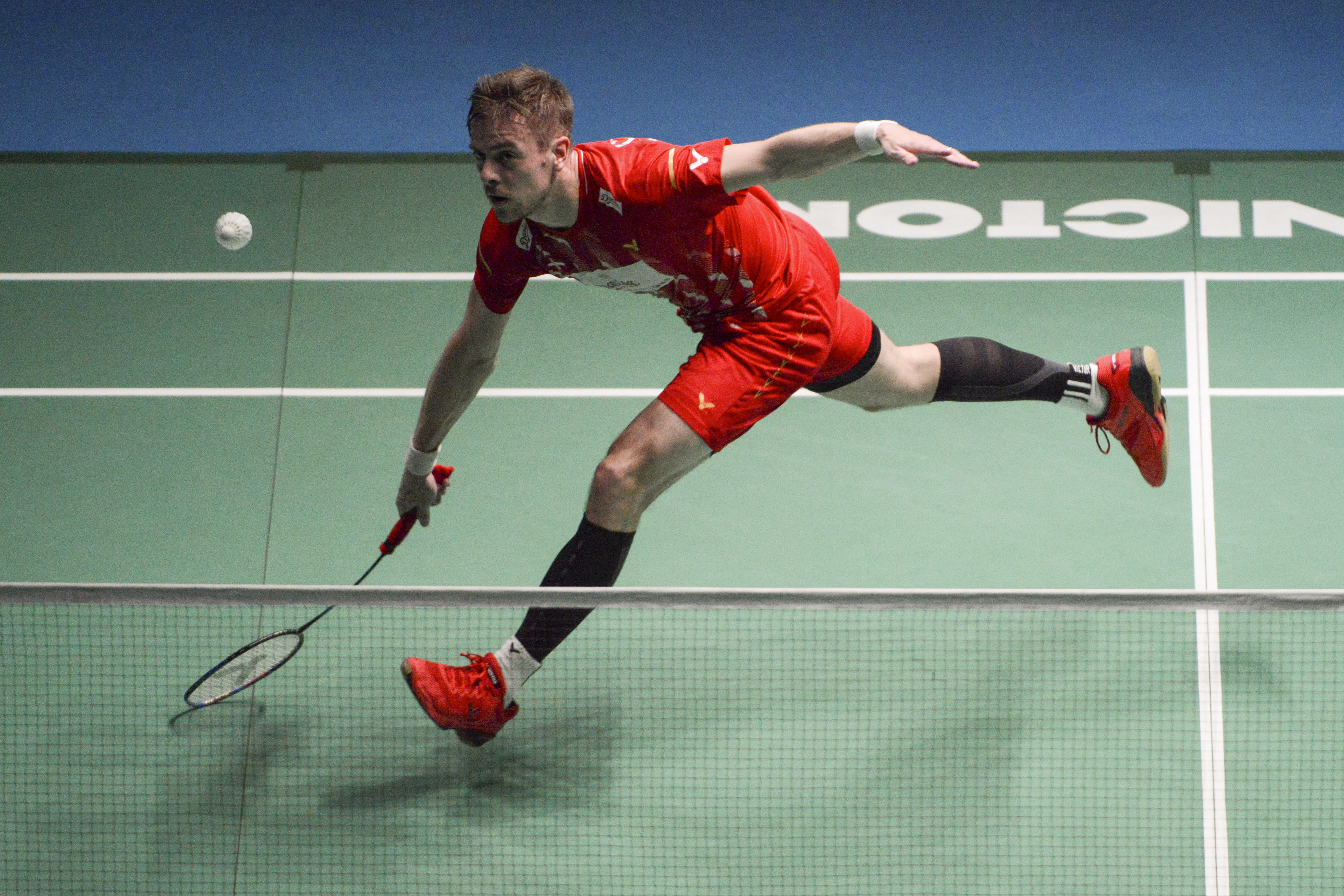 马来西亚羽毛球队鏖战法国羽毛球队，辛杜完成帽子戏法