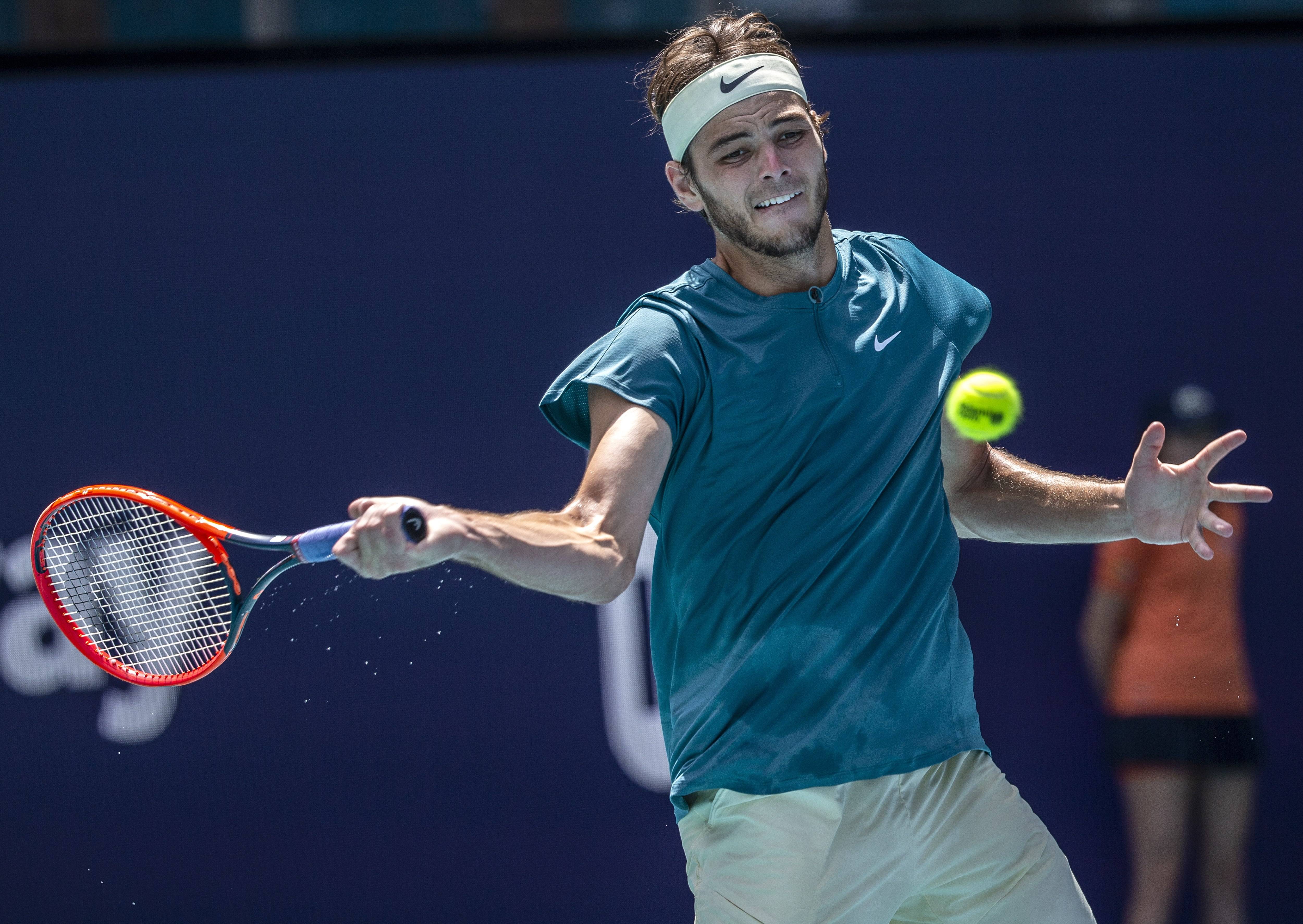 德国网球队鏖战澳大利亚网球队，德约科维奇绝境逆转