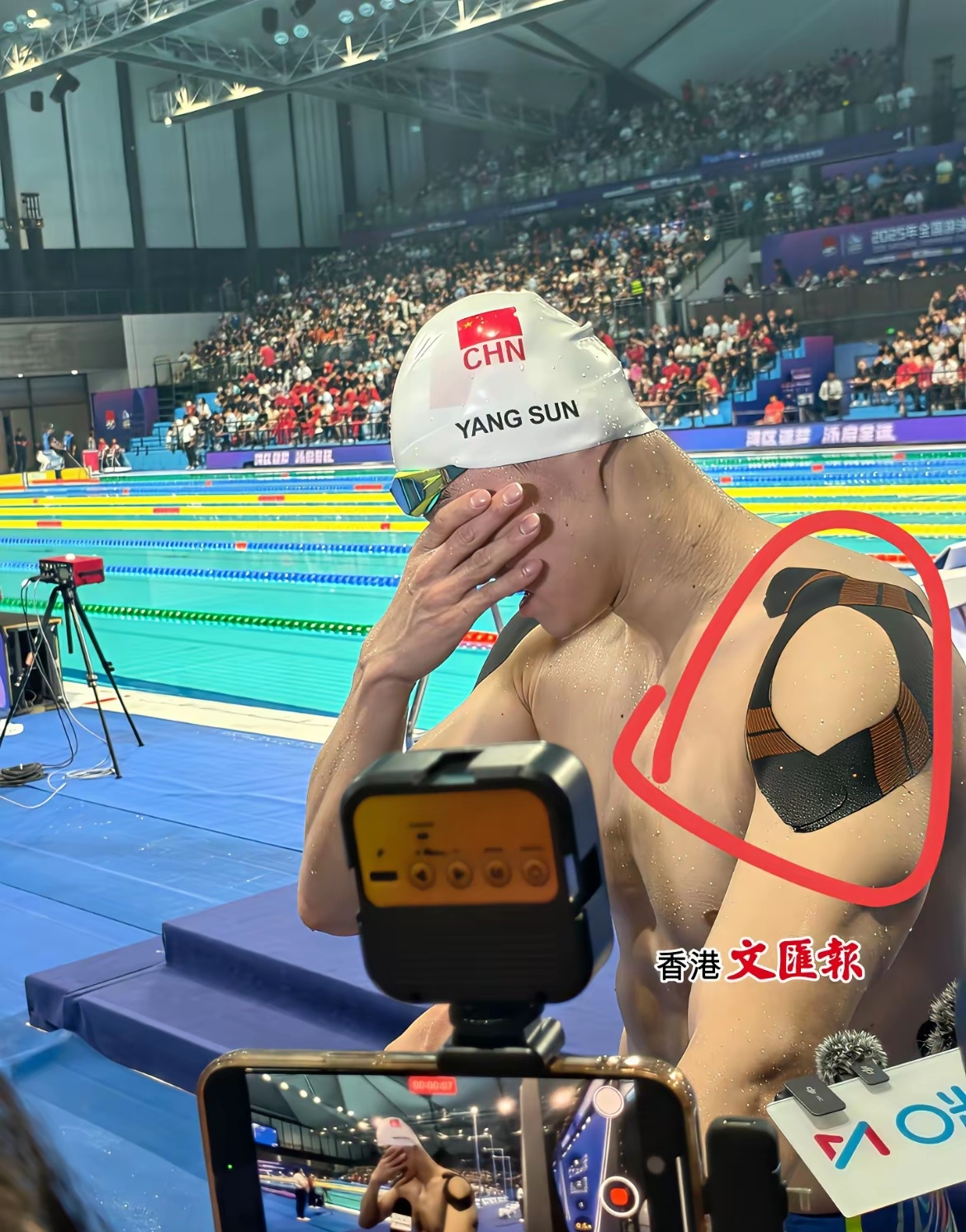 游泳选手赛后落泪，背后故事感人