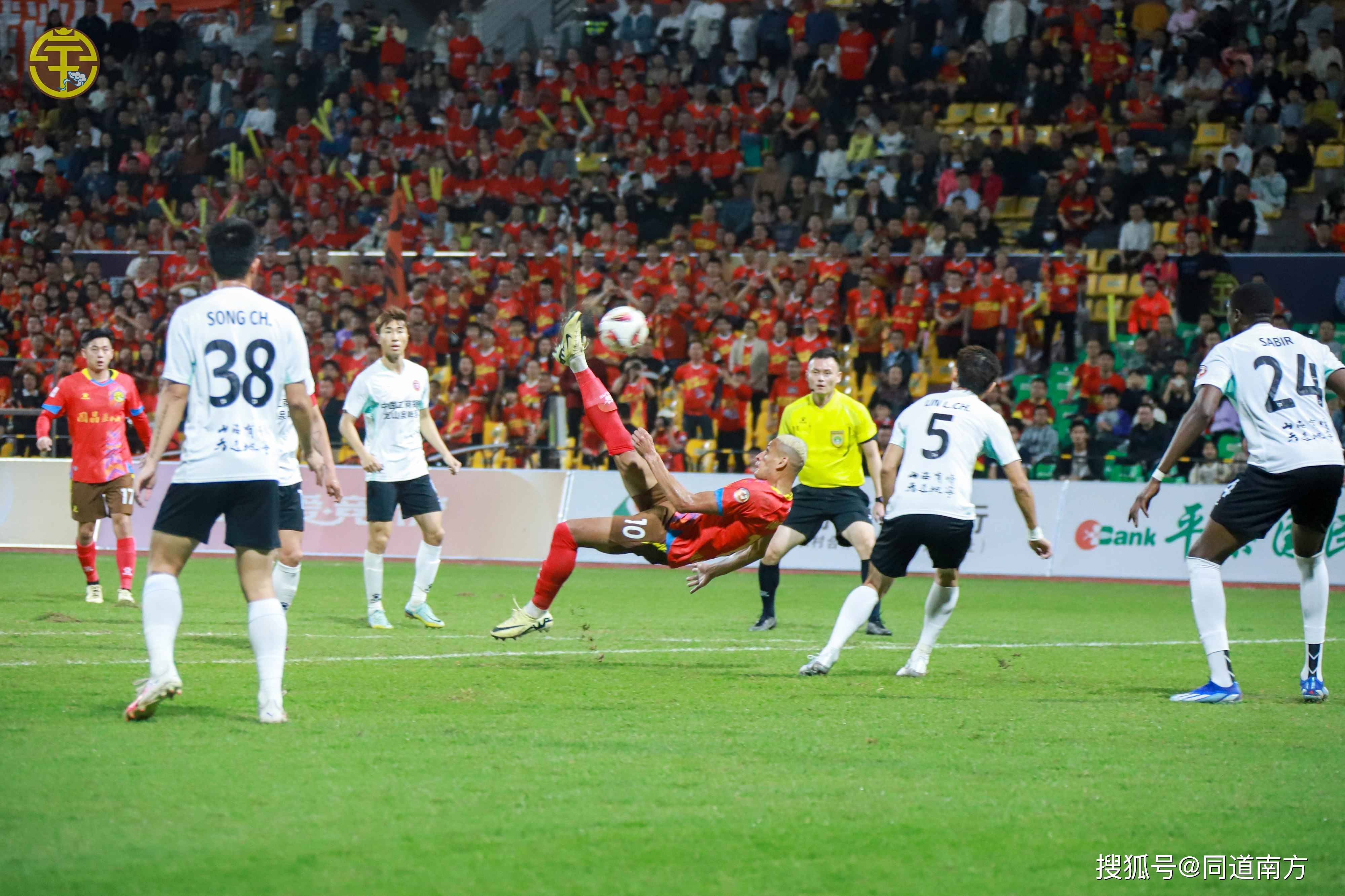 关于场面火爆!足球观众席沸腾不已的信息 关于场面火爆!足球观众席沸腾不已的信息