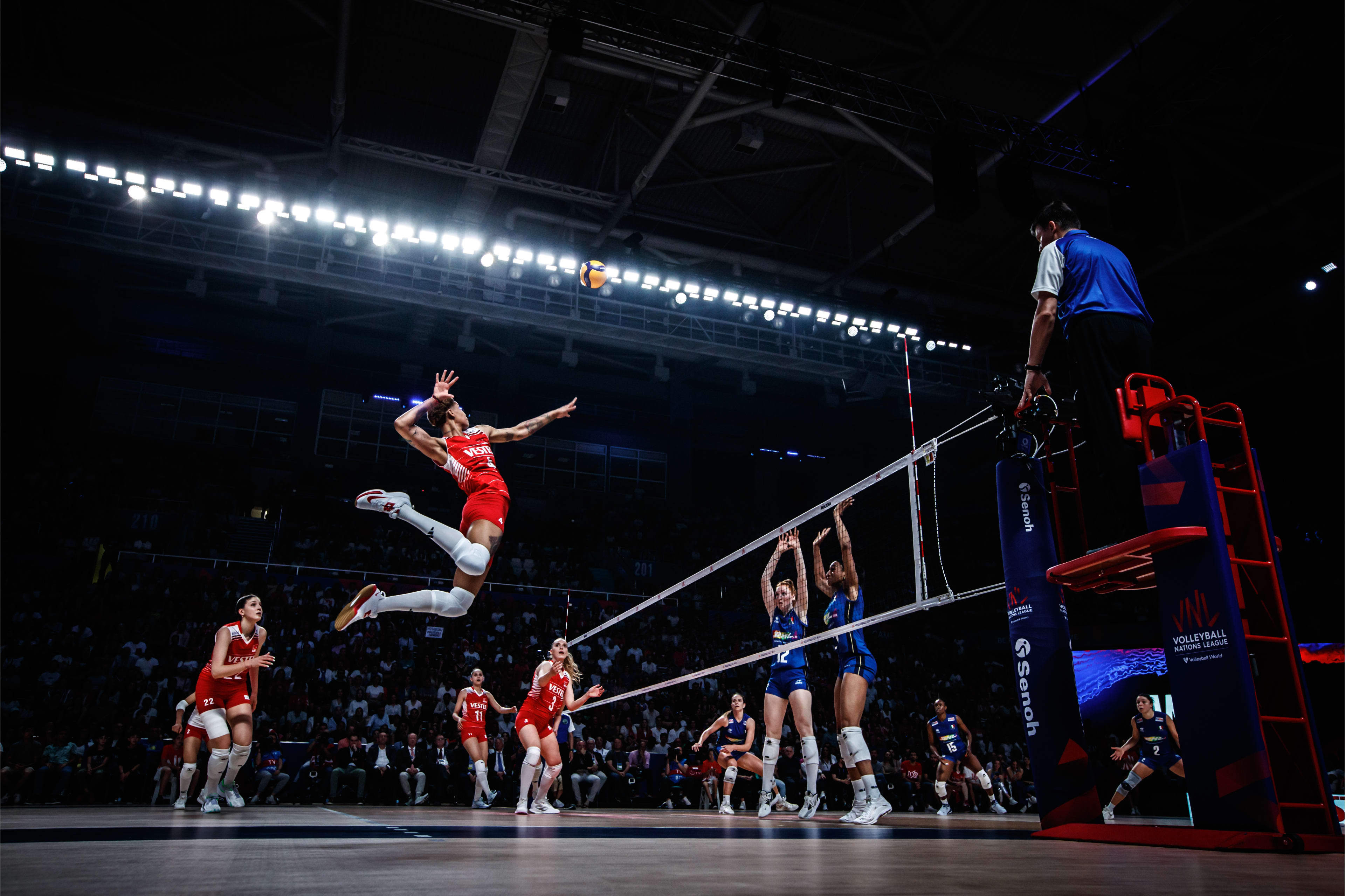 场面火爆!排球观众席沸腾不已 场面火爆!排球观众席沸腾不已