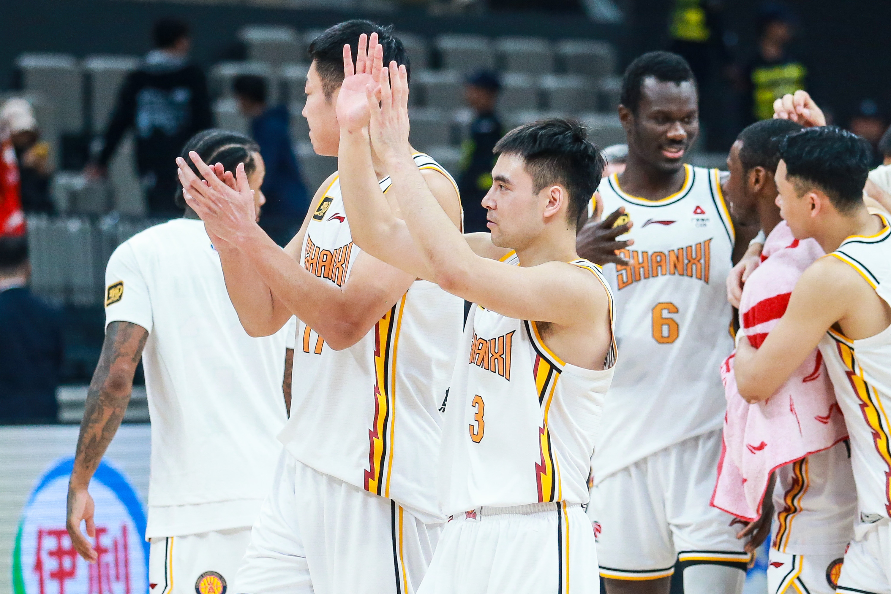 山西队力克广东队,塔图姆点燃赛场 山西队力克广东队,塔图姆点燃赛场