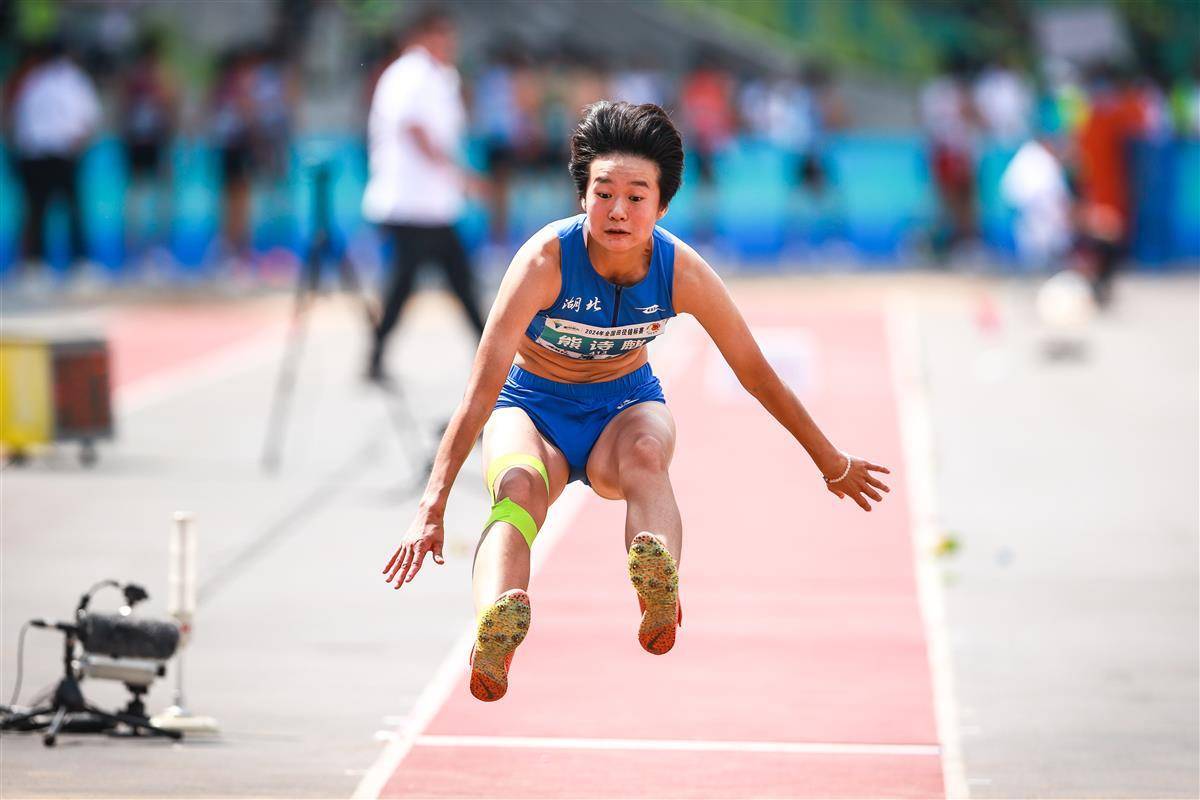 跳远女子中国选手比赛中突破自身最佳记录，刷新纪录