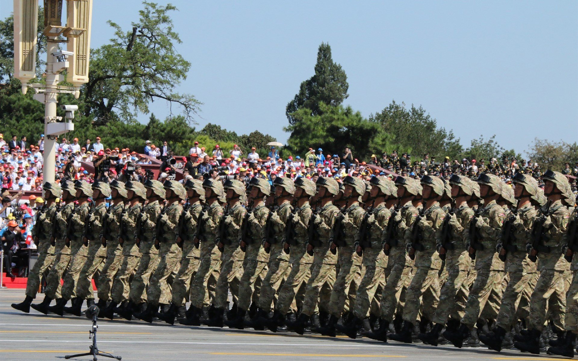 足球场的东决,德国击溃丹麦之夜,伊萨克如何接管比赛